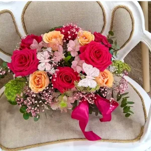 Cesta de rosas y flores variadas
