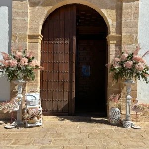 Decoración de entrada a iglesia