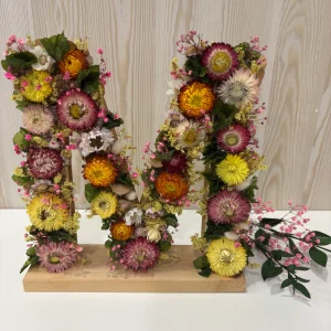 Letra decorada con flores preservadas