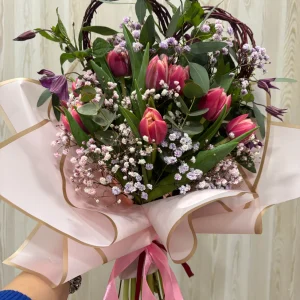 Ramo de corazón trenzado con tulipanes