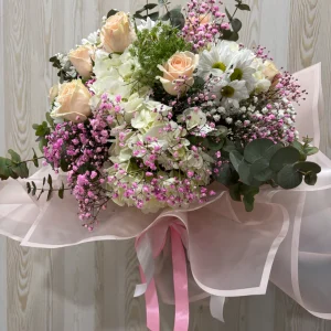 Ramo de flores variadas en tonos rosados