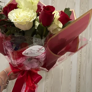 Ramo de rosas rojas y blancas
