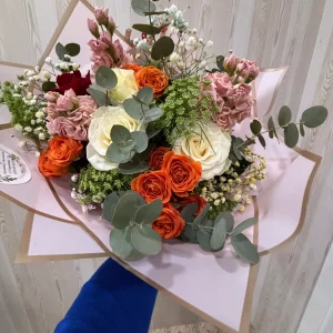 Rosas y flores variadas en colores crema - Naranja
