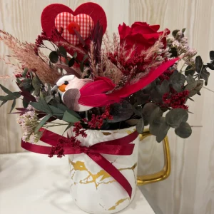 Taza con flores preservadas